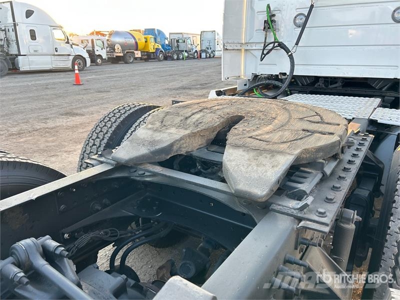 Volvo VNR 6x4 T/A Sleeper Truck Tractor Tegljači