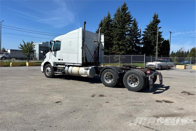 Volvo VNR 6x4 T/A Sleeper Truck Tractor Camiones tractor