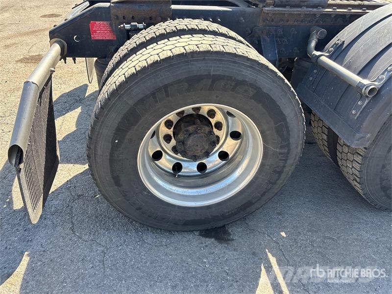 Volvo VNR 6x4 T/A Sleeper Truck Tractor Camiones tractor