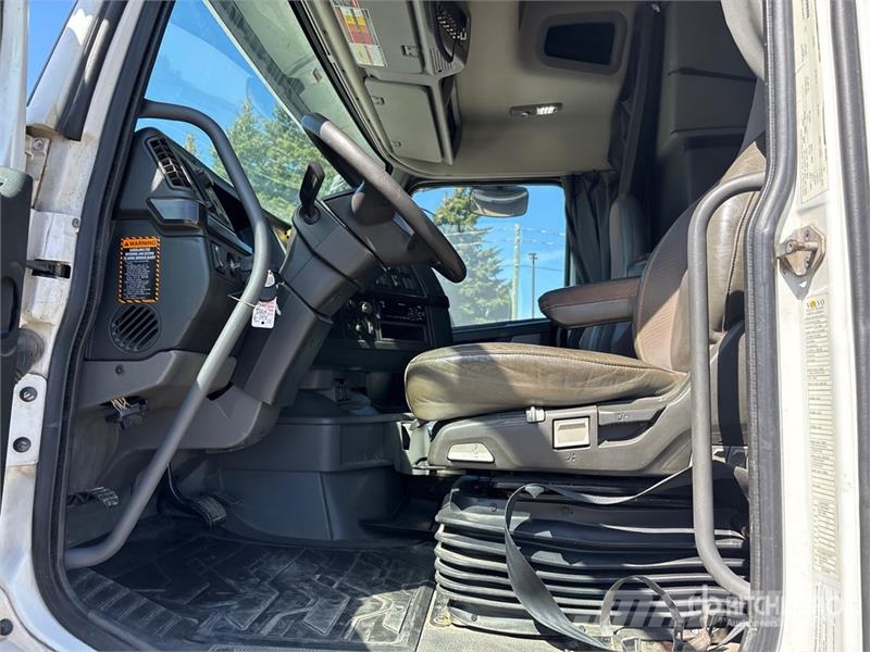 Volvo VNR 6x4 T/A Sleeper Truck Tractor Camiones tractor