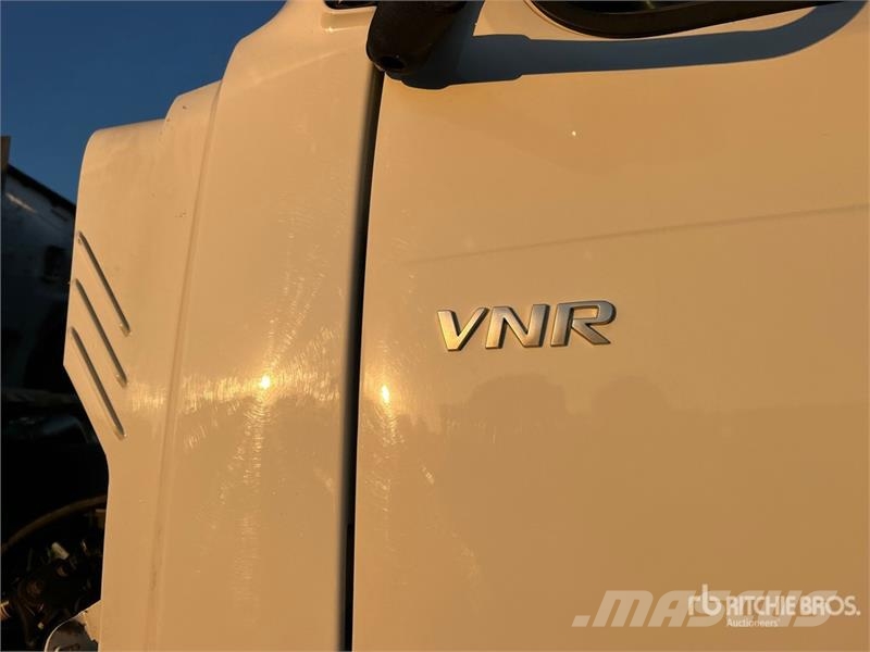 Volvo VNR 6x4 T/A Sleeper Truck Tractor Tegljači