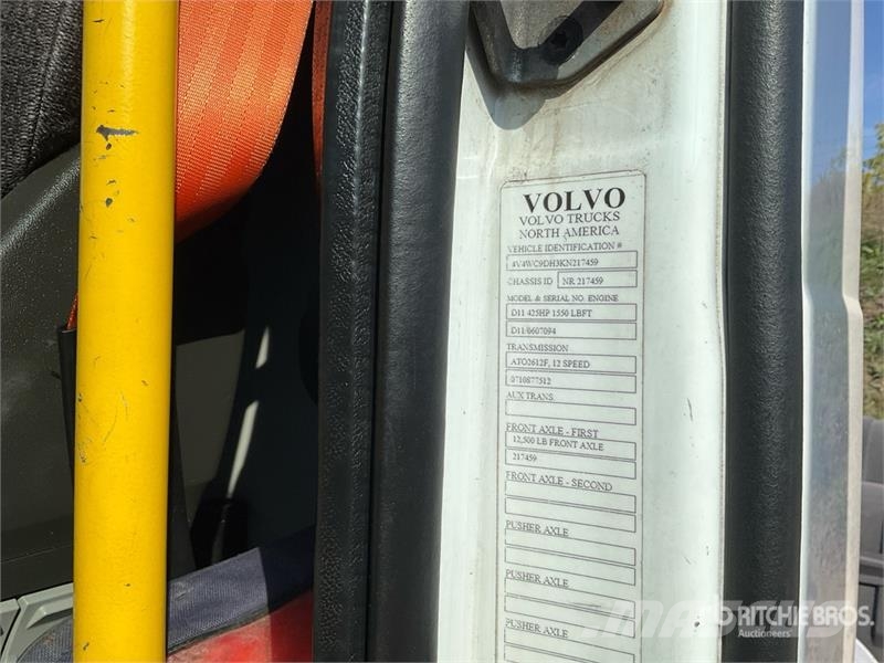 Volvo VNR 6x4 T/A Sleeper Truck Tractor Motrici e Trattori Stradali
