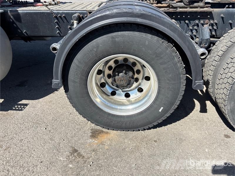 Volvo VNR 6x4 T/A Sleeper Truck Tractor Camiones tractor