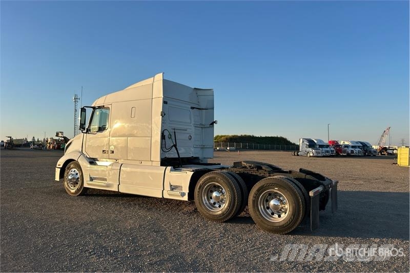 Volvo VNR 6x4 T/A Sleeper Truck Tractor Tegljači