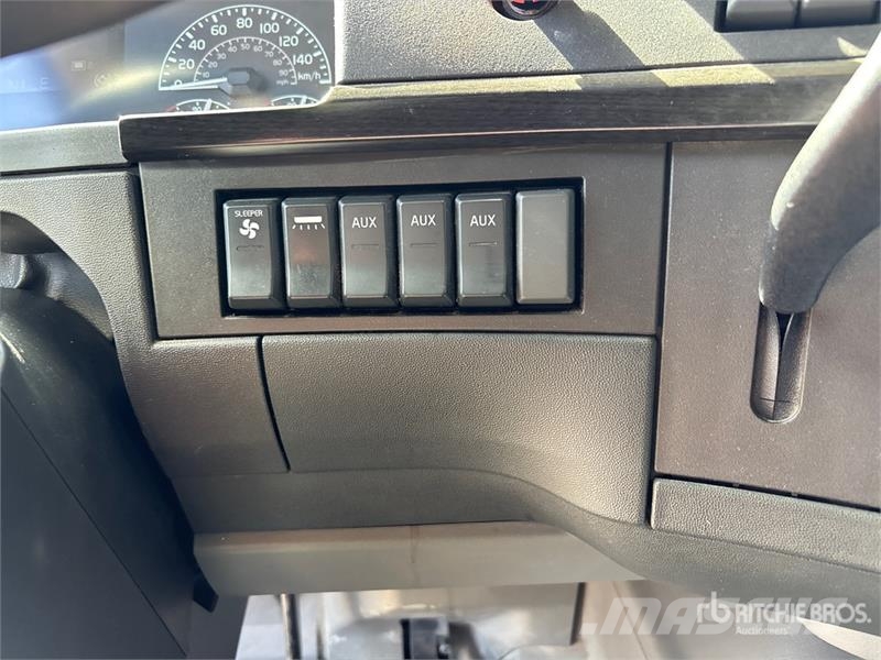 Volvo VNR 6x4 T/A Sleeper Truck Tractor Camiones tractor