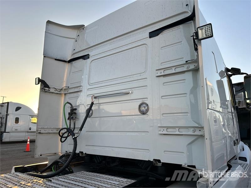 Volvo VNR 6x4 T/A Sleeper Truck Tractor Tegljači