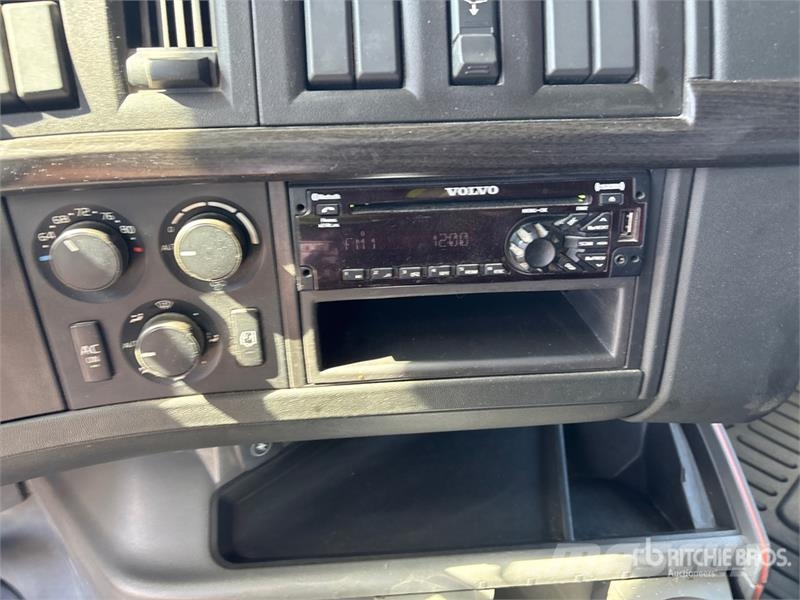 Volvo VNR 6x4 T/A Sleeper Truck Tractor Camiones tractor