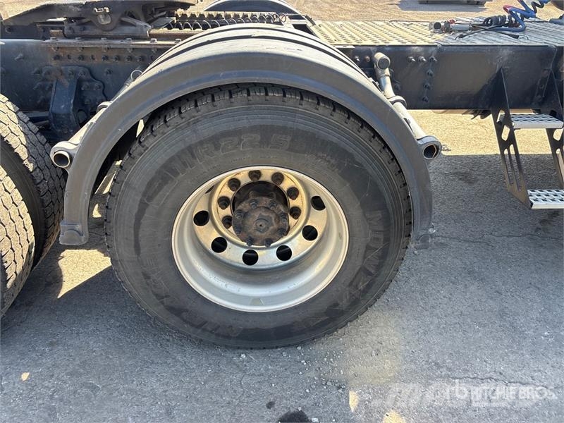 Volvo VNR 6x4 T/A Sleeper Truck Tractor Camiones tractor