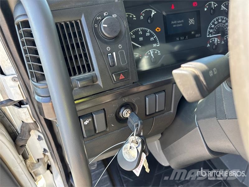 Volvo VNR 6x4 T/A Sleeper Truck Tractor Camiones tractor