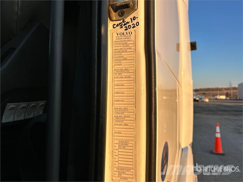 Volvo VNR 6x4 T/A Sleeper Truck Tractor Tegljači