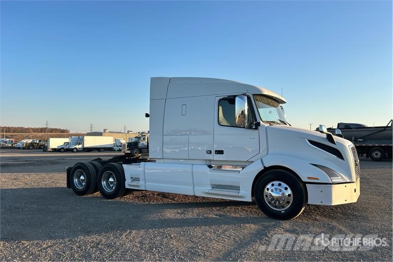 Volvo VNR 6x4 T/A Sleeper Truck Tractor Tegljači
