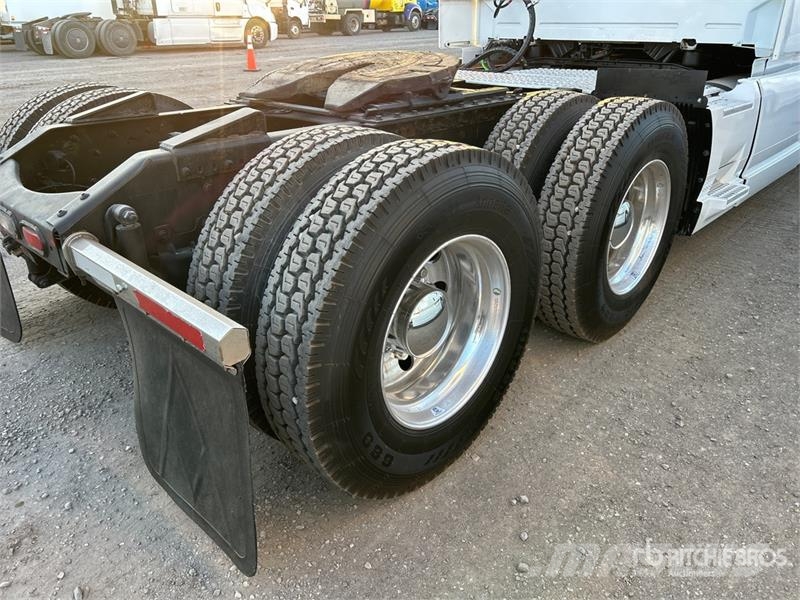 Volvo VNR 6x4 T/A Sleeper Truck Tractor Tegljači