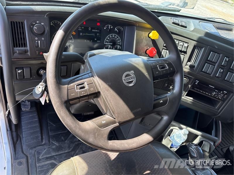 Volvo VNR 6x4 T/A Sleeper Truck Tractor Camiones tractor