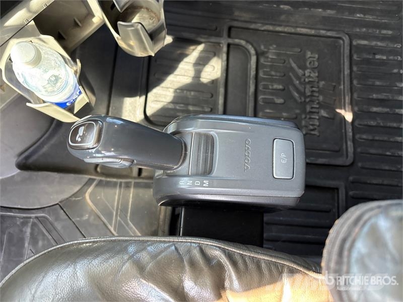 Volvo VNR 6x4 T/A Sleeper Truck Tractor Camiones tractor