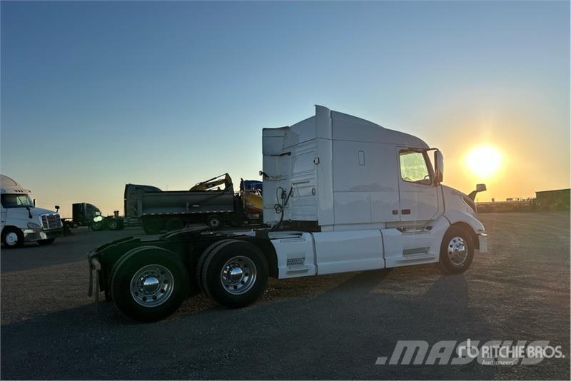 Volvo VNR 6x4 T/A Sleeper Truck Tractor Tegljači