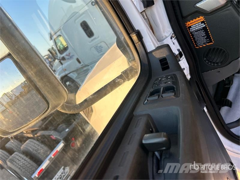 Volvo VNR 6x4 T/A Sleeper Truck Tractor Tegljači
