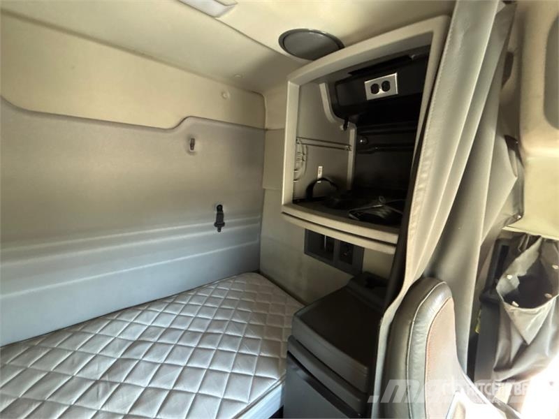 Volvo VNR 6x4 T/A Sleeper Truck Tractor Camiones tractor