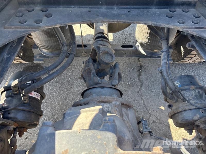 Volvo VNR 6x4 T/A Sleeper Truck Tractor Camiones tractor