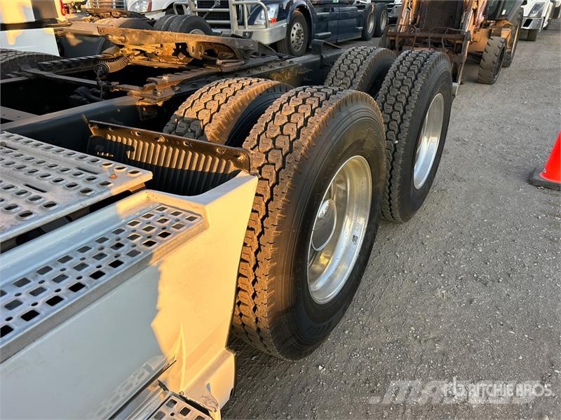 Volvo VNR 6x4 T/A Sleeper Truck Tractor Tegljači