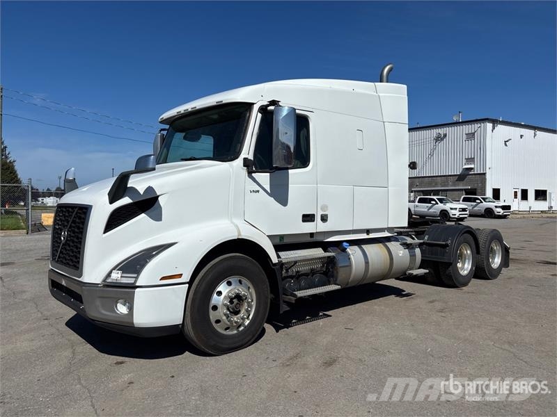 Volvo VNR 6x4 T/A Sleeper Truck Tractor Camiones tractor
