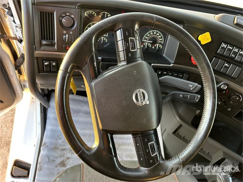 Volvo VNR 6x4 T/A Sleeper Truck Tractor Tegljači