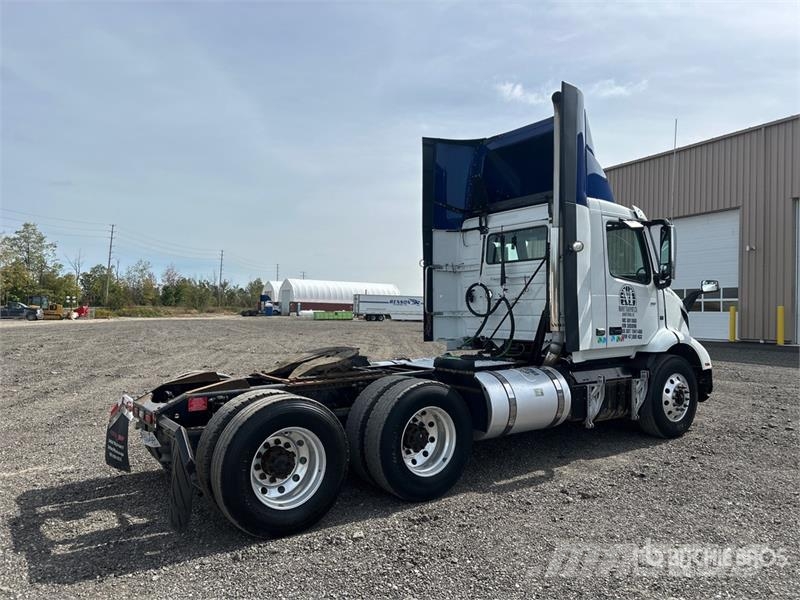 Volvo VNR300 6x4 T/A Day Cab Truck Tractor Ťahače