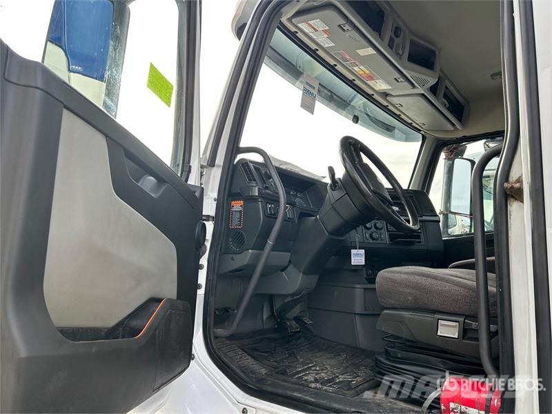 Volvo VNR300 6x4 T/A Day Cab Truck Tractor Traktorske jedinice