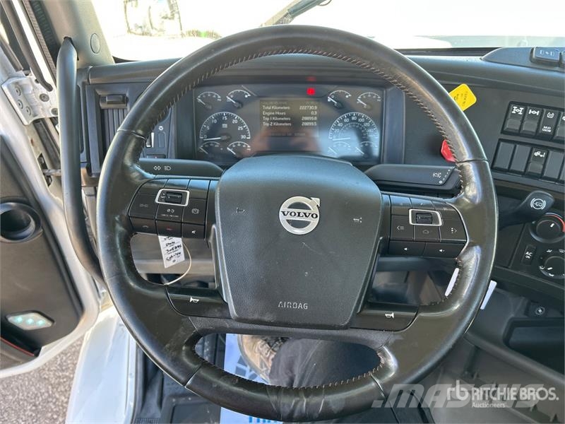 Volvo VNR300 6x4 T/A Day Cab Truck Tractor Vlačilci