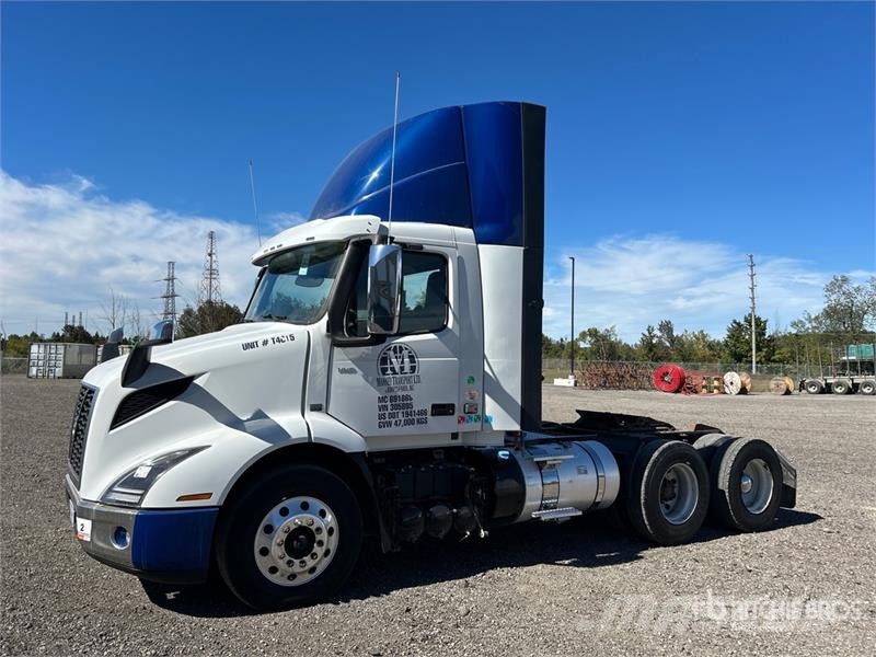 Volvo VNR300 6x4 T/A Day Cab Truck Tractor Vlačilci