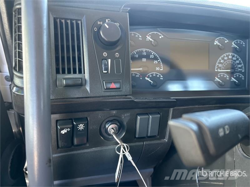 Volvo VNR300 6x4 T/A Day Cab Truck Tractor Vlačilci