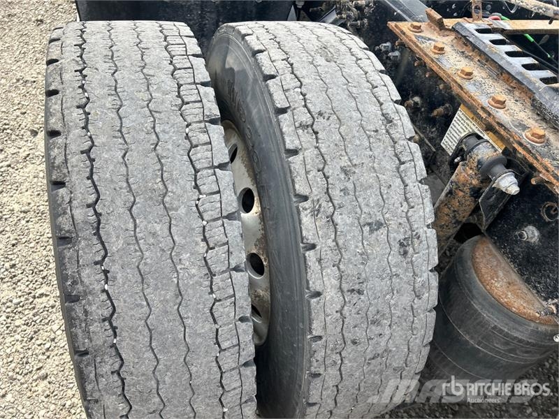 Volvo VNR300 6x4 T/A Day Cab Truck Tractor Ťahače