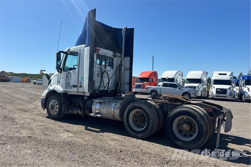 Volvo VNR300 6x4 T/A Day Cab Truck Tractor Vetopöytäautot