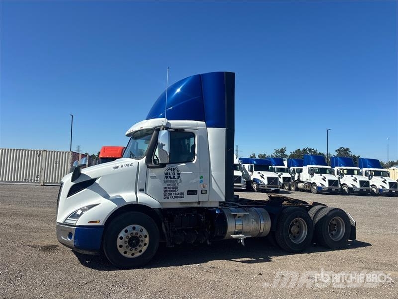 Volvo VNR300 6x4 T/A Day Cab Truck Tractor Vetopöytäautot