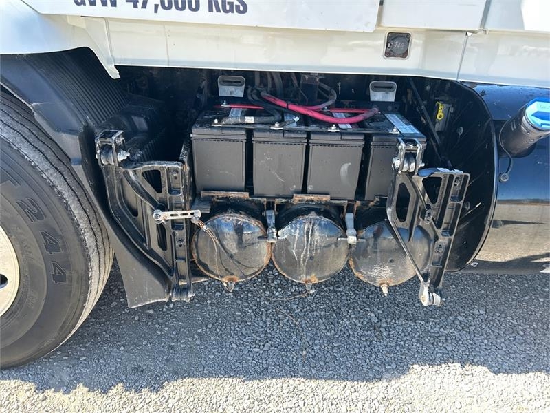 Volvo VNR300 6x4 T/A Day Cab Truck Tractor Trekkers