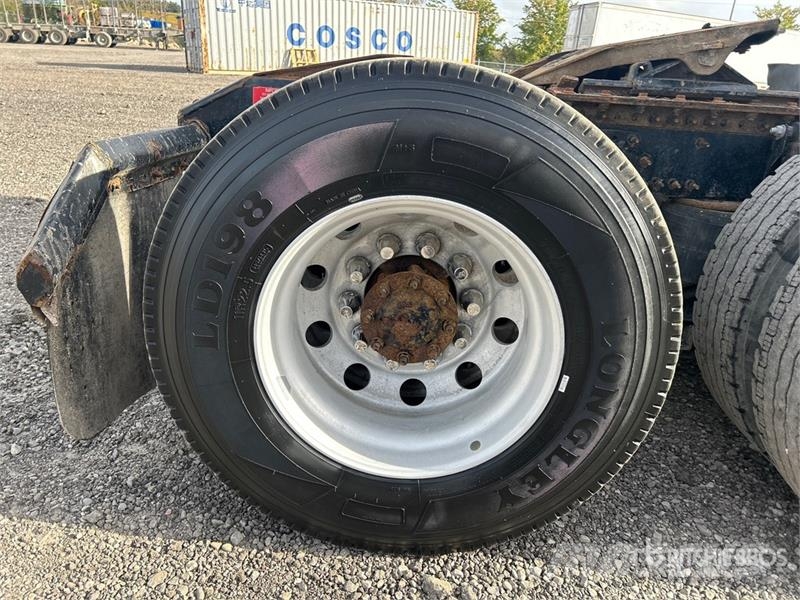 Volvo VNR300 6x4 T/A Day Cab Truck Tractor Ťahače