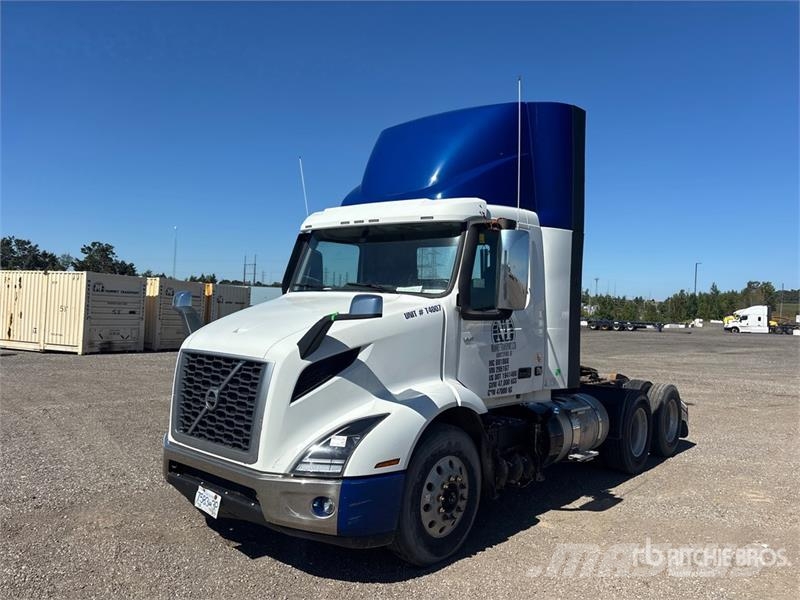 Volvo VNR300 6x4 T/A Day Cab Truck Tractor Vetopöytäautot
