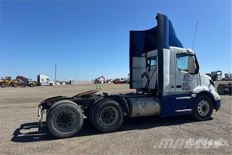 Volvo VNR300 6x4 T/A Day Cab Truck Tractor Vetopöytäautot