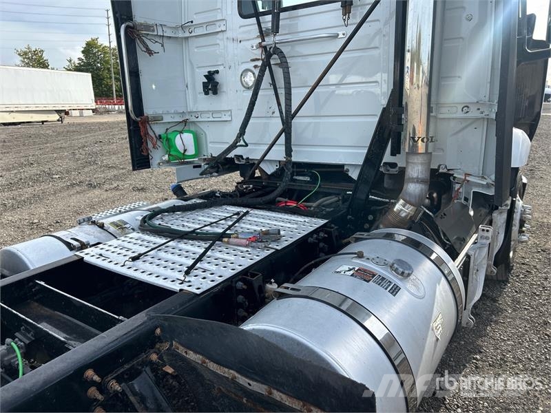 Volvo VNR300 6x4 T/A Day Cab Truck Tractor Ťahače