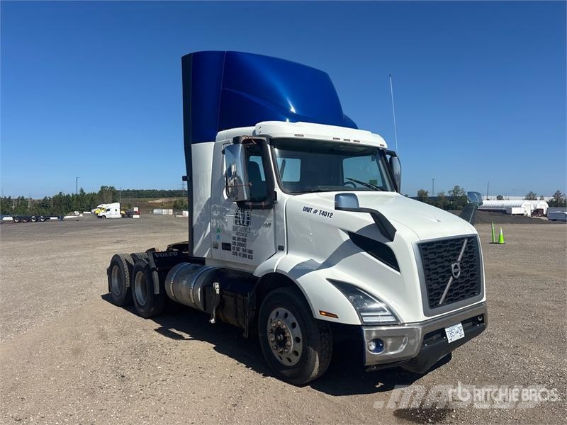 Volvo VNR300 6x4 T/A Day Cab Truck Tractor Vetopöytäautot