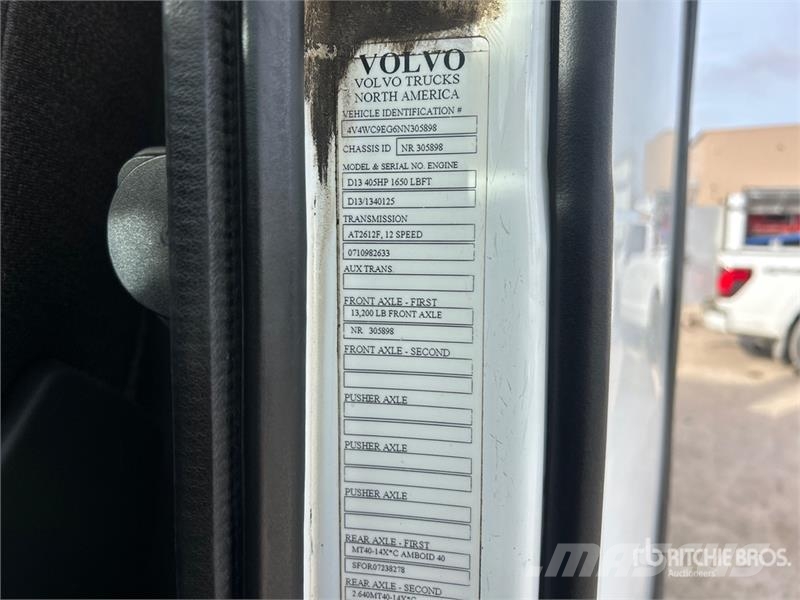Volvo VNR300 6x4 T/A Day Cab Truck Tractor Ťahače