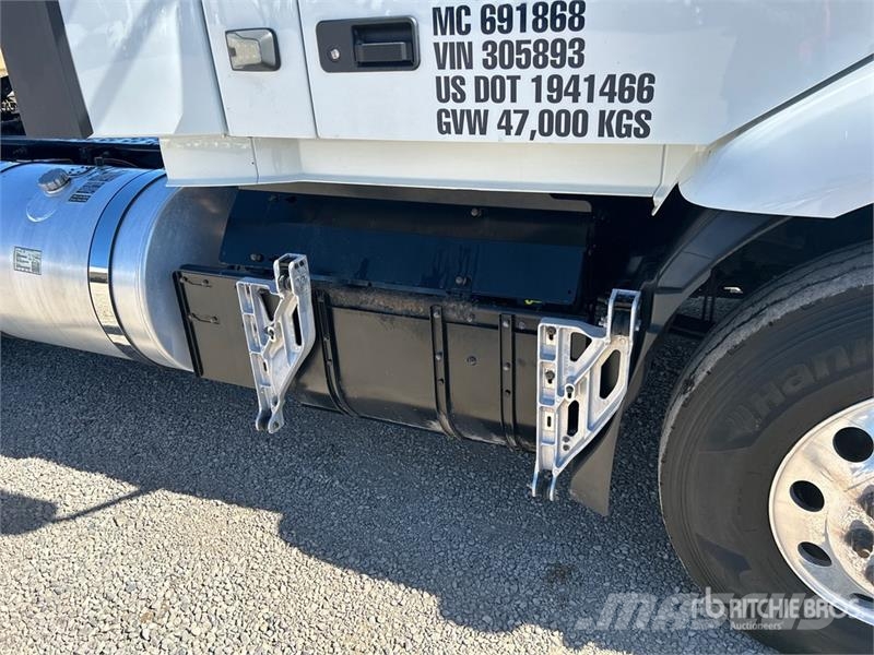Volvo VNR300 6x4 T/A Day Cab Truck Tractor Trekkers