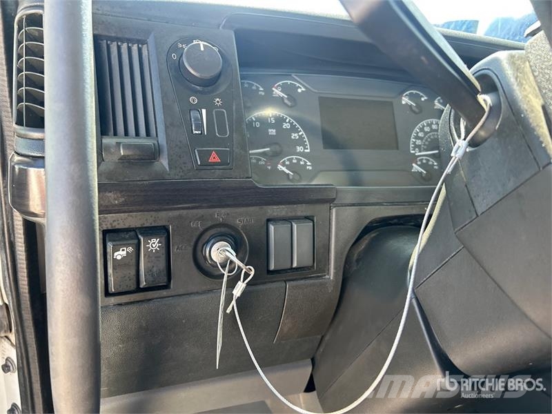 Volvo VNR300 6x4 T/A Day Cab Truck Tractor Trekkers
