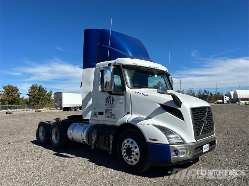 Volvo VNR300 6x4 T/A Day Cab Truck Tractor Vlačilci