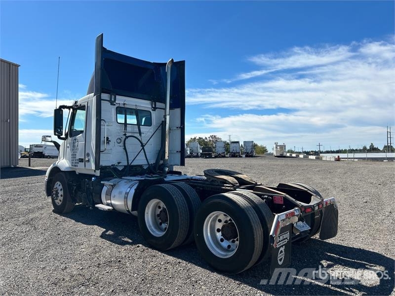 Volvo VNR300 6x4 T/A Day Cab Truck Tractor Vlačilci