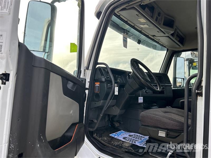 Volvo VNR300 6x4 T/A Day Cab Truck Tractor Ťahače