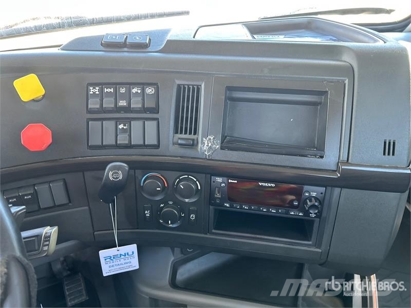 Volvo VNR300 6x4 T/A Day Cab Truck Tractor Vlačilci