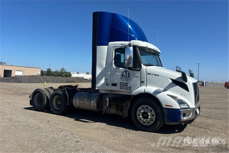 Volvo VNR300 6x4 T/A Day Cab Truck Tractor Vetopöytäautot