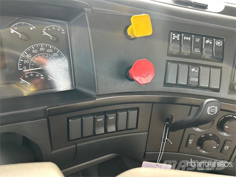 Volvo VNR300 6x4 T/A Day Cab Truck Tractor Traktorske jedinice