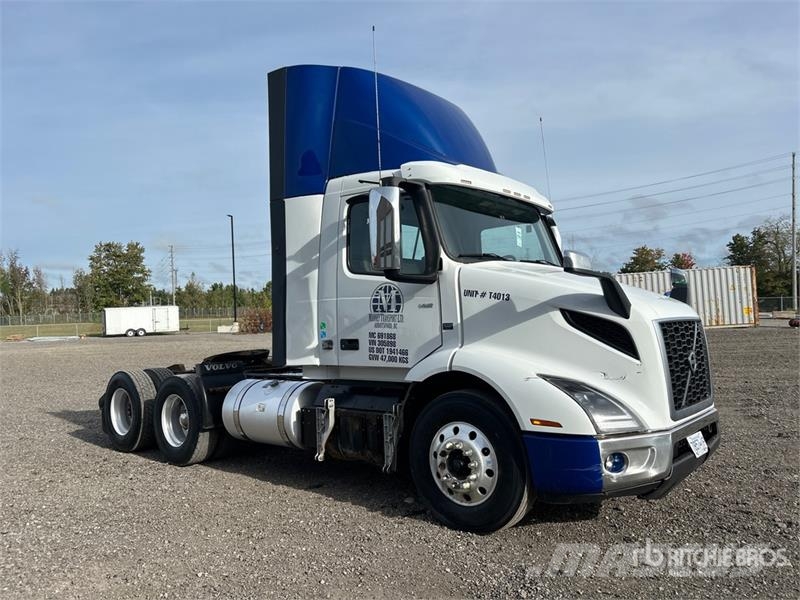 Volvo VNR300 6x4 T/A Day Cab Truck Tractor Ťahače