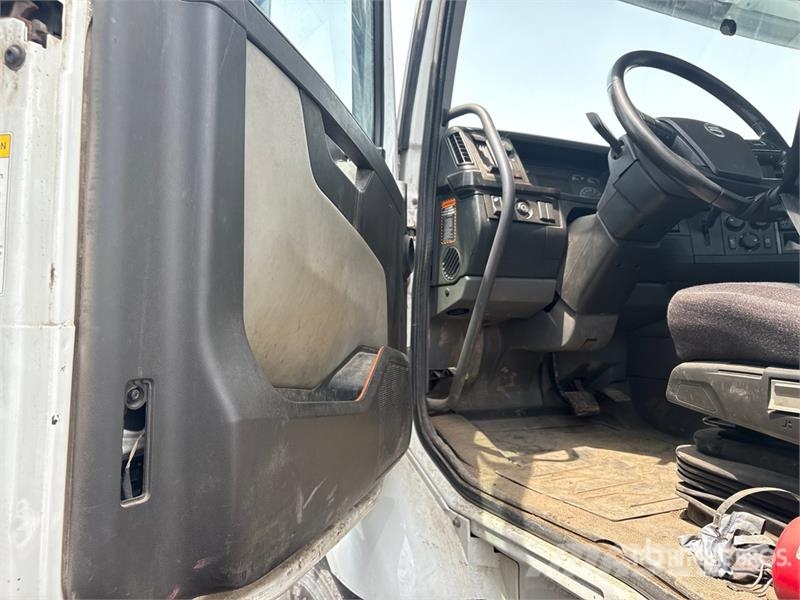 Volvo VNR300 6x4 T/A Day Cab Truck Tractor Truck Tractor Units